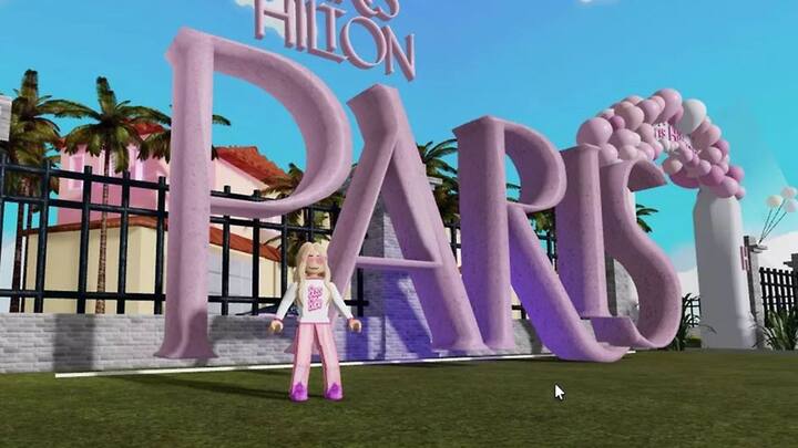 PARIS BEI TAG UND NACHT Paris Hilton hat auf Roblox die Paris World eröffnet, inklusive Nachbau ihres Anwesens in Beverly Hills. Bisweilen tritt sie auch als DJ auf.