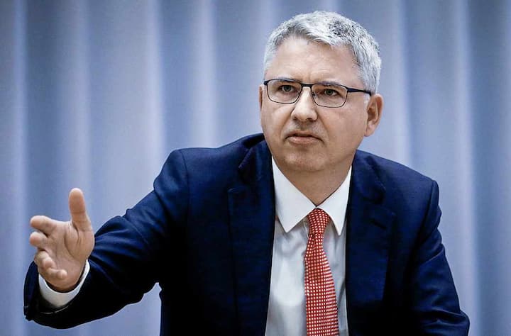 CEO Severin Schwan of Swiss healthcare company Roche addresses a media briefing as part of the company's 125th-anniversary celebrations in Basel, Switzerland, September 28, 2021. REUTERS/Arnd Wiegmann - RC22ZP9ROO8A