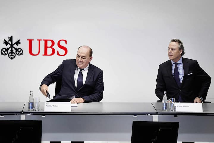 Axel A. Weber, left, Chairman of the Board of Directors of UBS and Ralph Hamers, right, new CEO of Swiss Bank UBS, during a press conference in Zurich, Switzerland, Thursday, February 20, 2020. Dutchman Ralph Hamers will replace Sergio Ermotti, who is still UBS boss, on November 1, 2020. (KEYSTONE/Walter Bieri)