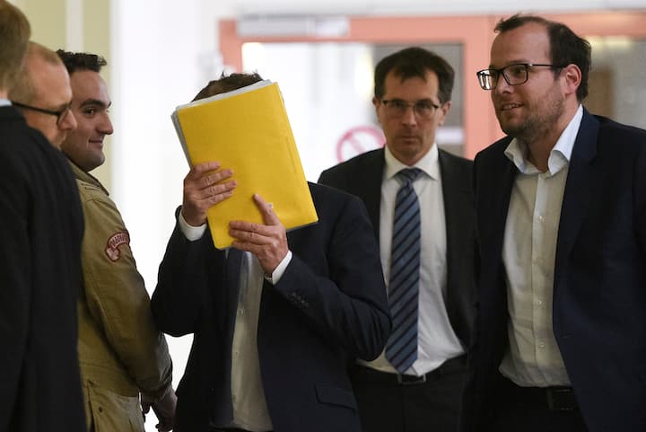  Klaeger Dr. Andreas Seifert hinter der gelben Mappe 