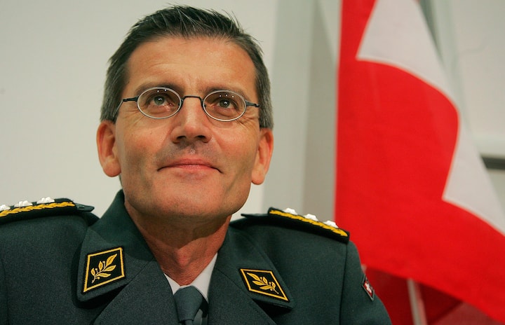 Roland Nef zieht eine mehrheitlich positive Bilanz seines ersten halben Amtsjahres als Chef der Armee, an einer Medienkonferenz am Freitag 27. Juni 2008 in Bern. (KEYSTONE/Marcel Bieri)
