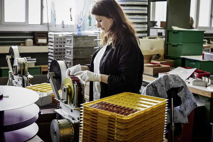 Reporage Ã¼ber die Produktion der Victorinox Taschenmesser.