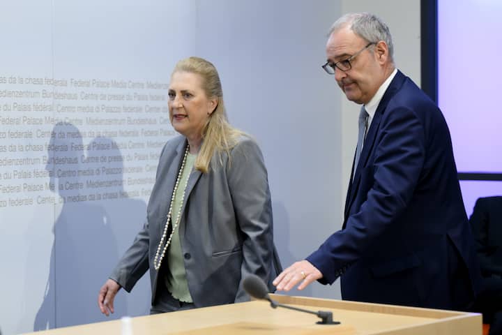 Bundesrat Guy Parmelin, rechts, und Helene Budliger Artieda, designierter Staatssekretaerin des Staatssekretariats fuer Wirtschaft (SECO), links, kommen zur einer Medienkonferenz ueber die Ernennung der neuen Staatssekretaerin des Staatssekretariats fuer Wirtschaft (SECO), am Mittwoch, 4. Mai 2022, im Medienzentrum Bundeshaus in Bern. (KEYSTONE/Anthony Anex)
