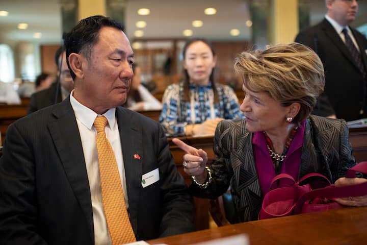Geng Wengbing, Botschafter der Volksrepublik China, spricht mit Seco-Direktorin Marie Gabrielle Ineichen-Fleisch, anlaesslich einer Tagung ueber eine Evaluierung des Freihandesabkommens zwischen der Schweiz und China, am Mittwoch, 26. September 2018, in St. Gallen. Das Abkommen besteht seit 2014. Die Uni St. Gallen hat nun mit zwei chinesischen Hochschulen eine Untersuchung des Abkommens vorgenommen. (KEYSTONE/Gian Ehrenzeller)