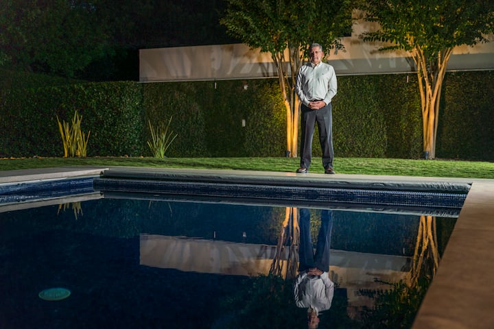 Femsa-Chef Daniel RodrÍguez vor einem Pool