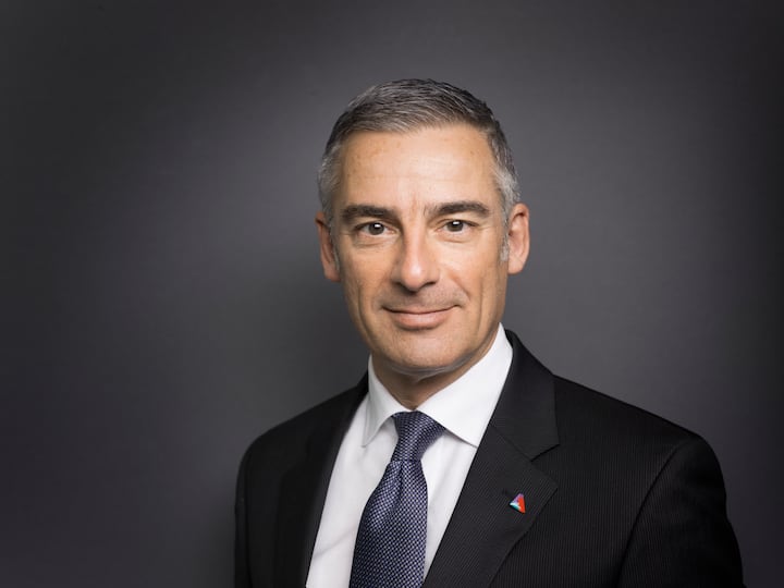 Portrait of Stefan Loacker, CEO of Swiss insurance company Helvetia, taken at Helvetia's headquarters in St. Gallen, Switzerland, on March 4, 2015. (KEYSTONE/Gaetan Bally)Stefan Loacker, CEO der Helvetia Versicherungen, portraetiert am 4. Maerz 2015 in der Hauptsitz der Helvetia Versicherung in St. Gallen. (KEYSTONE/Gaetan Bally)