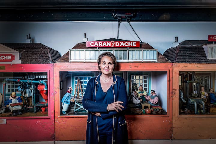 Carole Hübscher, Vorsitzende des VR von Caran d'Ache, in der Fabrik