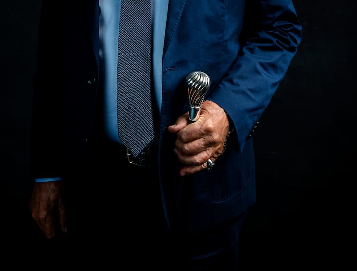 Martin Michaeli hält seinen Gehstock in der Hand