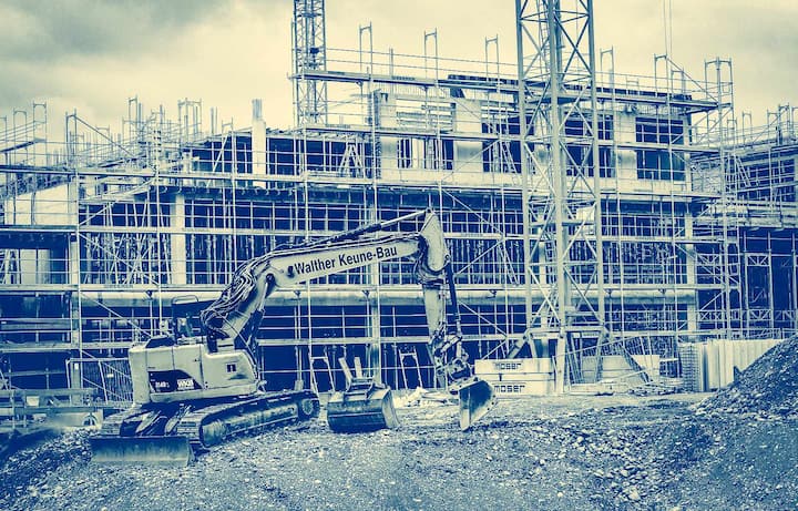 Neubauten im Freiburger Westen. Die Baubranche sieht schwierigen Zeiten entgegen: Anstieg der Bauzinsen, Lieferengpaesse, Materialmangel. Foto: Winfried Rothermel