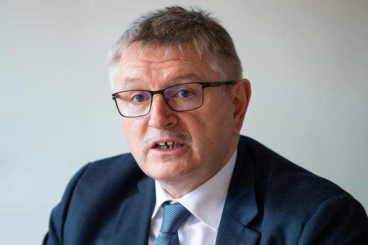 Staenderat Charles Juillard von Die Mitte Schweiz, spricht anlaesslich dem Dreikoenigsgespraech, am Donnerstag, 6. Januar 2022, in Bern. (KEYSTONE/Peter Schneider)