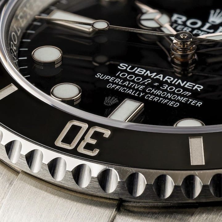 Das schaffen Fälscher nicht so gut: Die Laserkrone auf dem Glas einer Original-Rolex.