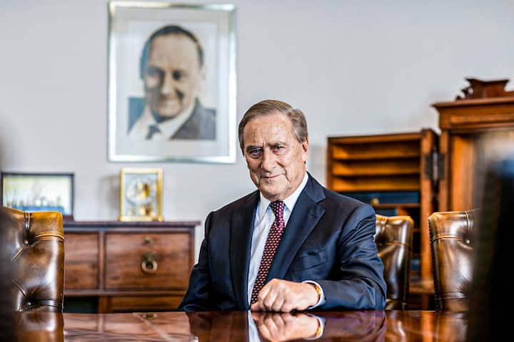 Walter Frey fotografiert am Geschäftssitz der Emil Frey in Zürich Altstetten, am 27. Mai 2020. Im Hintergrund ein Porträt seines Vaters, dem Firmengründer Emil Frey.