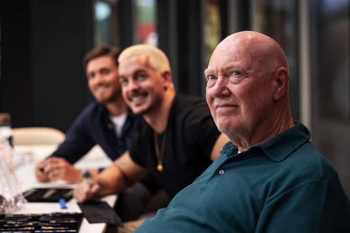 Ben Küffer, Dean Schneider und Jean-Claude Biver sitzen nebeneinander.