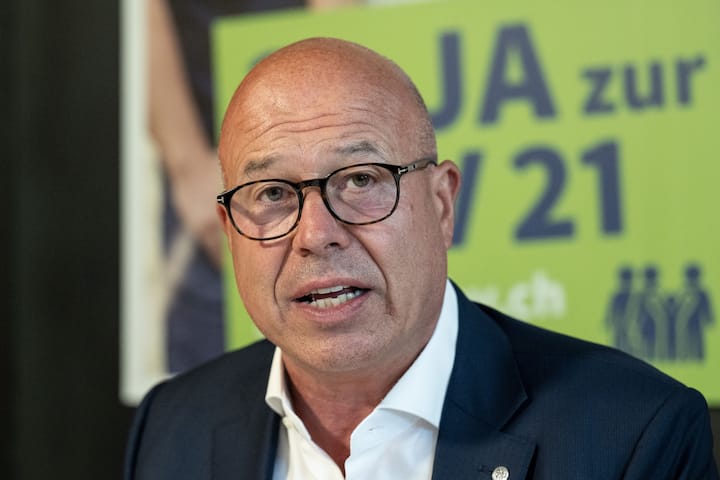 Fabio Regazzi, Präsident Schweizerischer Gewerbeverband SGV, spricht an einer Medienkonferenz über die Eidgenössischen Vorlagen zur AHV, Verrechnungssteuer und Massentierhaltung.
