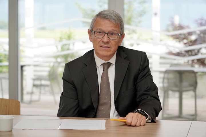 Patrick Firmenich an einer Pressekonferenz
