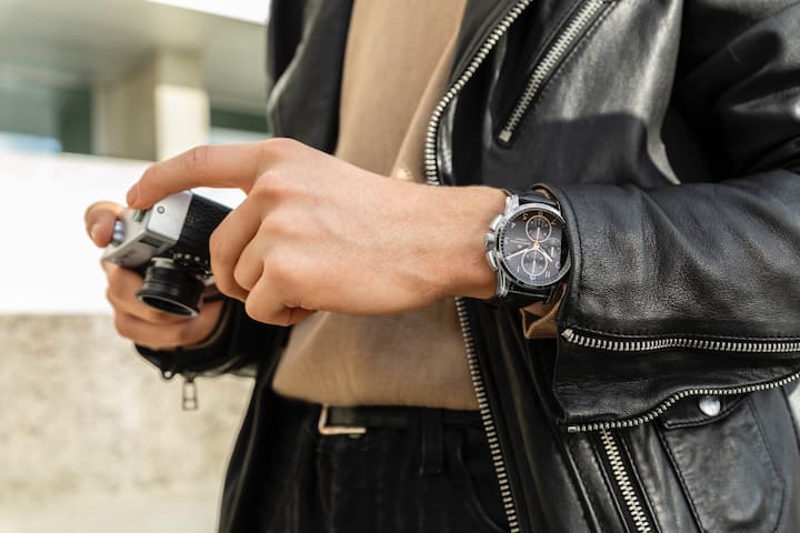 Die neue Pontos am Handgelenk eines Mannes.