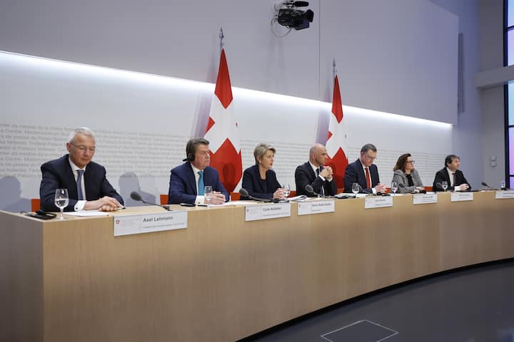Axel Lehmann, Colm Kelleher, Karin Keller-Sutter, Alain Berset, Thomas J. Jordan, Marlene Amstad und Andre Simonazzi, von links, an einer Pressekonferenz am Sonntag, 19. März 2023 in Bern.