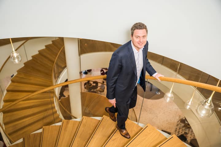 Thomas Schinecker auf einer Treppe