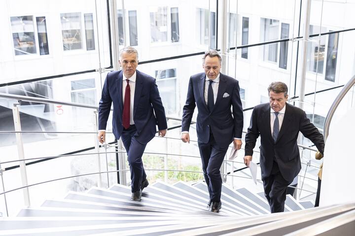 Newly appointed Group Chief Executive Officer of Swiss Bank UBS Sergio P. Ermotti, left, outgoing CEO Ralph Hamers, center, and UBS Chairman Colm Kelleher, right, arrive for a news conference in Zurich, Switzerland on Wednesday, March 29, 2023. (KEYSTONE/Michael Buholzer)