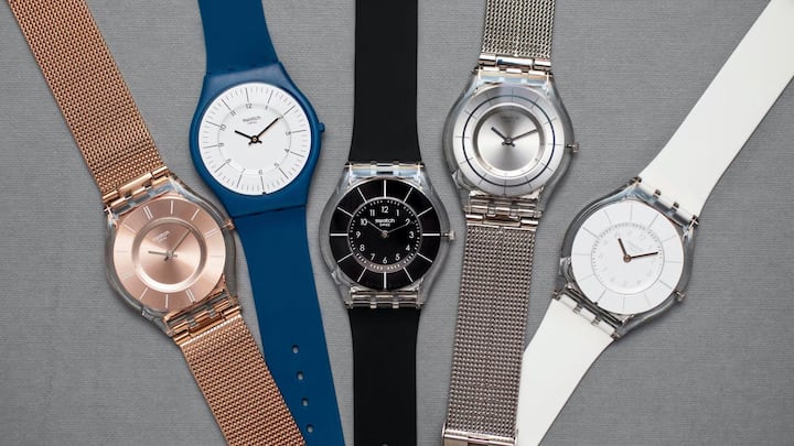 Fünf Skin-Modelle der Swatch in braun, blau, schwarz, grau und weiss.