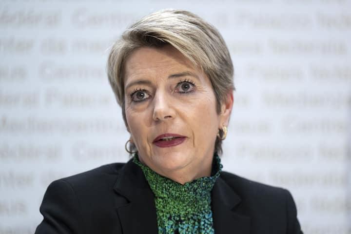 Bundesraetin Karin Keller Sutter spricht an einer Medienkonferenz ueber die Departementsverteilung im Bundesrat, am Donnerstag, 8. Dezember 2022, in Bern. Bundesraetin Karin Keller Sutter uebernimmt das EFD, Bundesrat Albert Roesti das UVEK und Bundesraetin Elisabeth Baume Schneider das EJPD. (KEYSTONE/Peter Schneider)