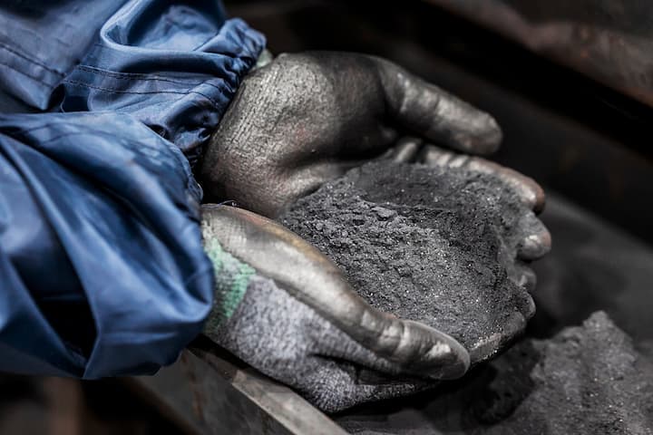 Das Recycling von Batterien wie hier in Südkorea ist eine Art, das gefragte Kobalt zu gewinnen.