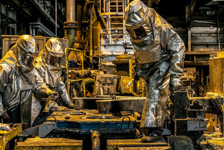 Arbeiter in einer ­Aluminiumfabrik im Süden Frankreichs produzieren mit ­Alu-Pressbarren, ­sogenannten Billets, ein begehrtes Gut.