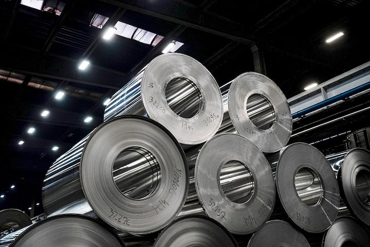 Aluminium, hier in einer serbischen ­Fabrik in Blechrollen gelagert, wird im Leichtbau eingesetzt und ist ein Profiteur der Elektromobilität.