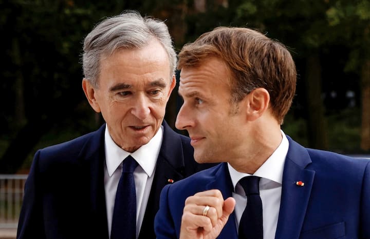 Head of LVMH luxury group, Bernard Arnault, and French President Emmanuel Macron arrive to visit the exhibition 'The Morozov Collection, Icons of Modern Art' at Foundation Louis Vuitton in Paris, France, September 21, 2021. Yoan Valat/Pool via REUTERS - RC2HUP9P77DE