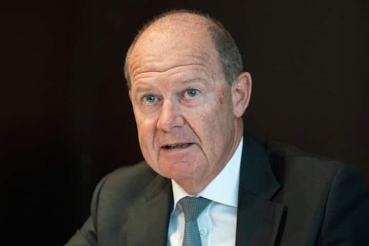 Valentin Vogt, Praesident Schweizerischer Arbeitgeberverband SAV, spricht an einer Medienkonferenz ueber die Eidgenoessischen Vorlagen zur AHV, Verrechnungssteuer und Massentierhaltung, am Donnerstag, 11. August 2022, in Bern. (KEYSTONE/Peter Schneider)