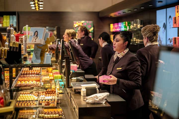 Grosse SprÃ¼ngli-WiedererÃ¶ffnung am ZÃ¼rcher Hauptbahnhof mit Milan Prenosil, PrÃ¤sident des Verwaltungsrats, Corinna Stoll, Filialleitung, Christoph Hollenweger, Leiter Vertrieb, Tomas Prenosil, CEO, Stefanie Winkler, Stv. Filialleitung am 03. November 2023 Â© 20 Minuten / Marco ZanggerÂ  +41 44 248 65 82 sonja.mulitze@20minuten.ch 20minuten.ch 20 Minuten, TX Group AG, Werdstrasse 21, Postfach, 8021 ZÃ¼rich