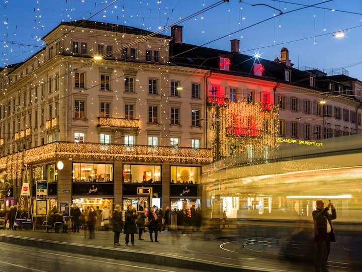 Weihnachtsbeleuchtung an der Bahnhofstrasse in Zrich