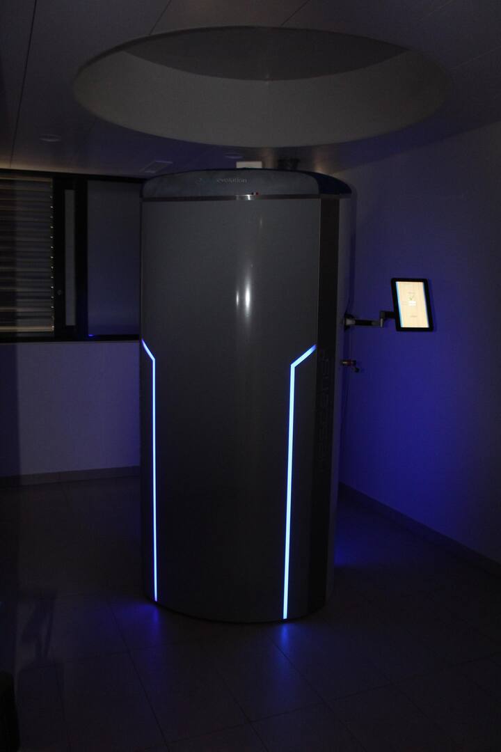 Blinkende Apparate, so weit das Auge reicht. Im Verjüngungspaket spielen Hightechmaschinen eine zentrale Rolle. In der Kryo-Sauna herrschen eisige minus 110 Grad.