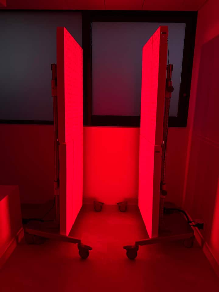 Die Fotobiomodulationstherapie mit warmem Rotlicht.