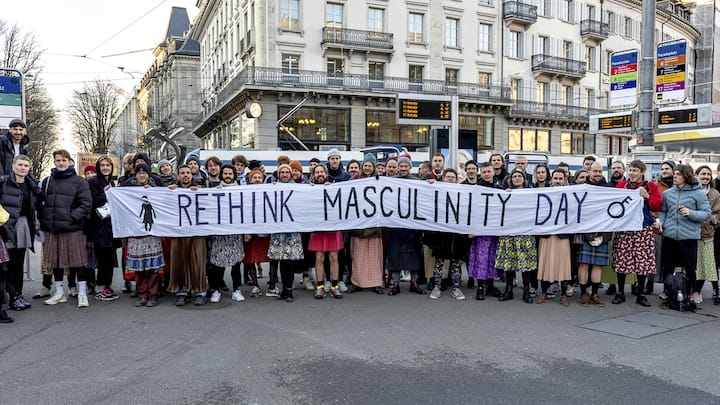 Am Paradeplatz in ZÃ¼rich versammelten sich am 5. April rund 60 MÃ¤nner fÃ¼r den Â«Rethink Masculinity DayÂ». Im Rock wollten sie zum hinterfragen der MÃ¤nnlichkeit anregen. Organisiert hat der Verein Die Feministen.