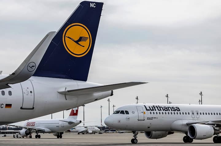 27 March 2024, Berlin, SchÃ¶nefled: View of two Lufthansa aircraft at Berlin BER Airport. The Federal Minister of Transport was informed about the "Digital Turnaround" application, which aims to optimize handling processes at BER using digital evaluation. Photo: Hannes P. Albert/dpa (KEYSTONE/DPA/Hannes P Albert)