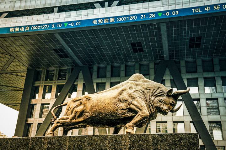 ShenzhenVom Bullen, der die Kurse in die Höhe wirft, war vor der chinesischen Börse in den vergangenen Monaten kaum etwas zu sehen. Trotz der günstigen Bewertungen sind Experten noch vorsichtig. Bisher steigen nur wenige Schnäppchenjäger ein.