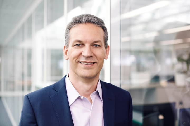 Bahnbrechende Neuheit Arnd Kaldowski, CEO des Schweizer Herstellers Sonova, hat für die bald anstehende neue Gerätegeneration viel versprochen. In der Schweiz ist das Unternehmen mit der Marke Phonak aktiv.