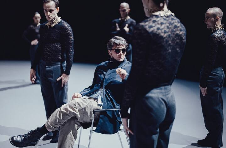 Und auf dem Stuhl Marco Goecke, der ab Sommer 2025 am Theater Basel als Ballett­direktor wirken wird 