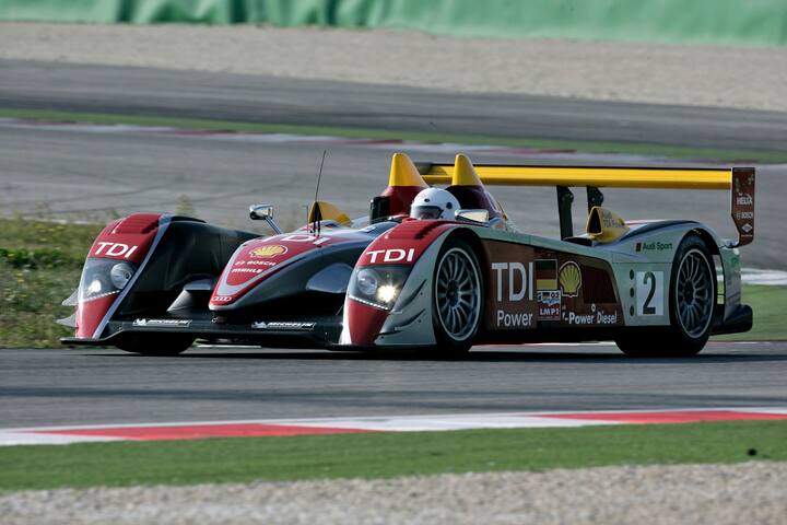 Adrenalin bis zum Anschlag: Einige richtig schnelle Runden im Audi-Le Mans-Rennwagen. 