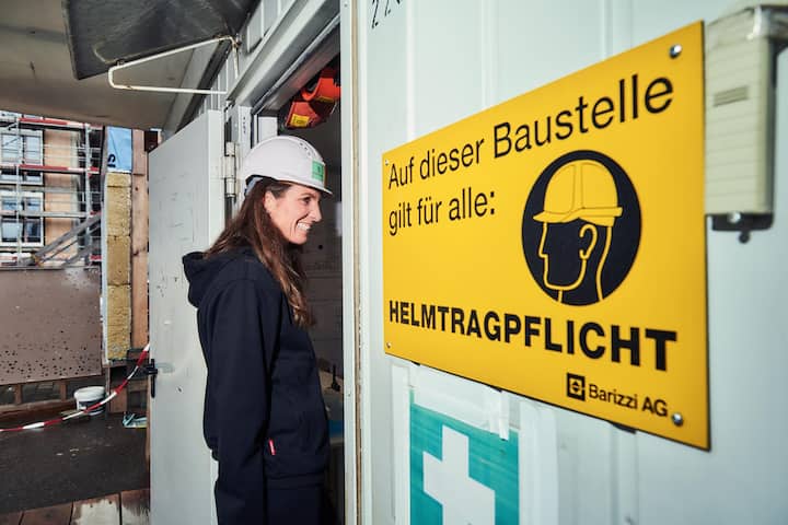 besuch auf derbaustelleDaniela Spuhler an der Tür zum Pausencontainer auf dem Gelände ihrer Baustelle in Dübendorf. Drin sitzen ihre Mitarbeiter.