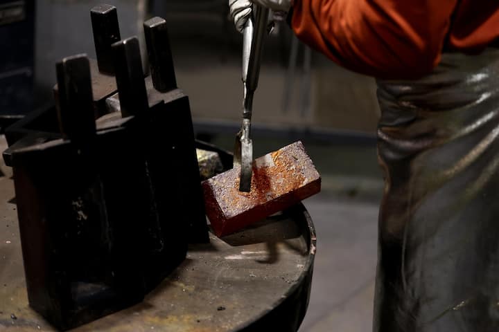 Ein Rares gutLaut World Gold Council wird die Erschliessung neuer Goldquellen immer schwieriger. Wurden 2022 noch 3060 Tonnen Gold gefördert, lag die Produktion 2023 nur noch bei 3000 Tonnen. Allein die Zentralbanken legten sich im Vorjahr 1000 Tonnen Gold zu.