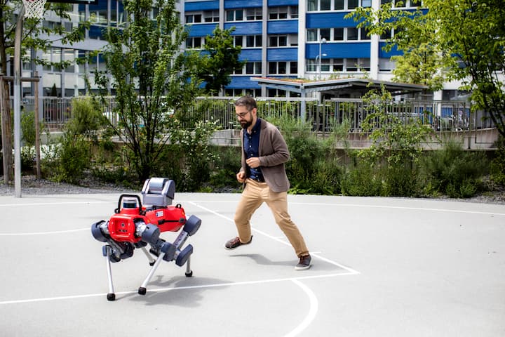Vierbeiniger FreundPéter Fankhauser mit dem von seiner Firma Anybotics entwickelten Anymal. Sogar Treppen steigen kann der Roboter.
