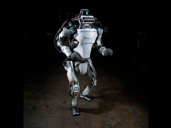 MenschlichMit dem humanoiden Roboter «Atlas», der springen und Salti schlagen kann, sorgte Boston ­Dynamics für Aufmerksamkeit, bei manchen aber auch für ­Beklemmung.