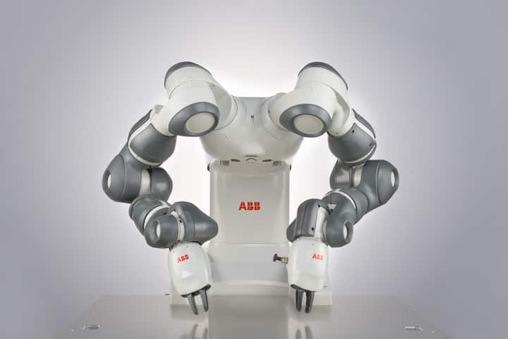 KollaborativDer Yumi von ABB kann mit Menschen zusammen­arbeiten und braucht daher anders als andere Industrieroboter keinen Käfig.