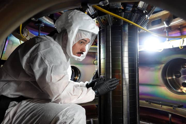 RadioaktivitätsarmEin Ingenieur im Inneren des Reaktors von Tokamak Energy.