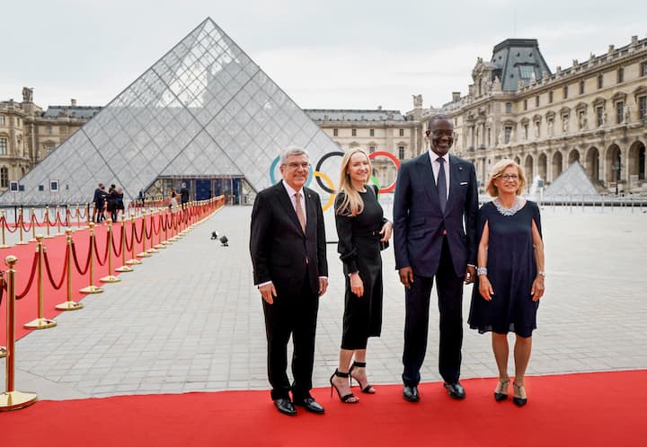 Bestens vernetzt: Mit IOC-Präsident Thomas Bach und dessen Gattin Claudia ­(ganz rechts) sowie seiner Frau Marie-Soazic Geffroy am Vorabend der Eröffnung der Olympischen Spiele vor dem Louvre in Paris.