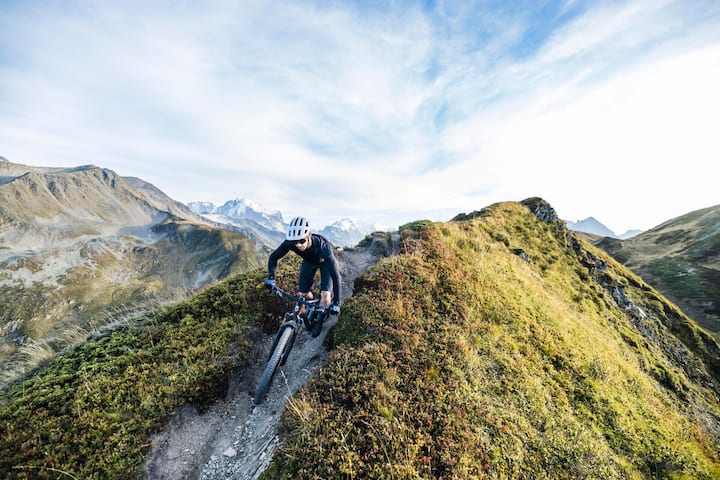 Über Stock und SteinOb Profis oder Amateure: Mit elektrischem Support ist man ­schneller und ringer auf dem Gipfel, im Bild ein E-Bike von Scott.