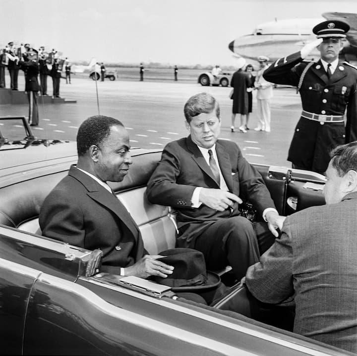 Mächtiger politikerclanMit Félix Houphouët-Boigny (1905–1993), dem ersten Präsidenten der Elfenbeinküste (1962 mit Ex-US-Präsident John F. Kennedy) ist Thiam verwandt. Als Vor­sitzender der PDCI regierte Houphouët-Boigny das Land über dreissig Jahre lang.