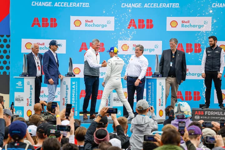 PodestplatzWierod bei der Siegerehrung des Berliner Grand Prix in der Formel E, die von ABB ­gesponsert wird.